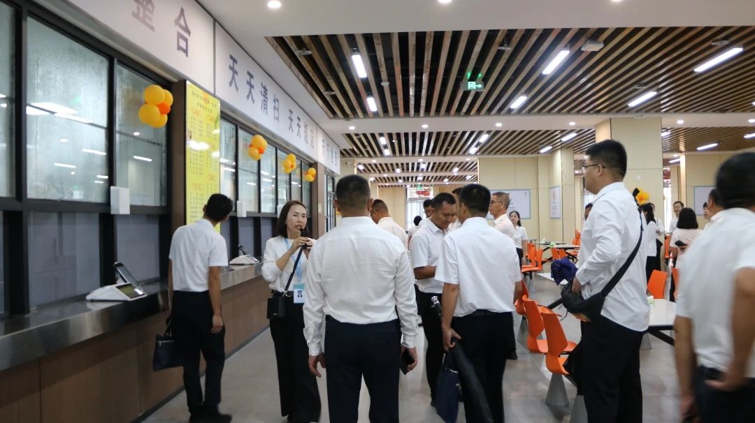 参加临沧市庆祝第40个教师节大会的相关人员到 beat365官方网站参观指导